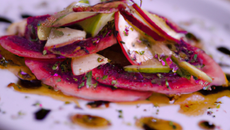 Carpaccio de pommes et sirop de fraise à la violette