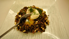 Salade de lentilles au merlu et au curry, œuf mollet