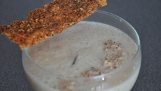 Velouté de céleri à la vanille et sa tuile de parmesan noisettes