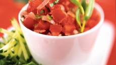 Tartare de Tomates de France, Concombre de France et pignons de pin, vinaigrette à l'huile de noisettes