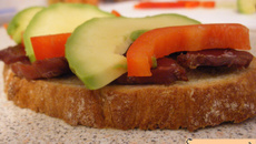 Tartine rouge et verte aux gésiers émincés