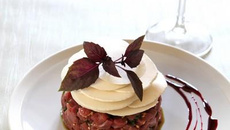 Tartare de canard au couteau, pétales de champignons