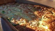 Clafoutis aux courgettes, jambon cru , féta et pignons