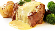 Tournedos grillé aux poivres Sauce Béarnaise Pomme Anna