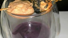 Brochette escargot foie gras et velouté de vitelotte aux cèpes