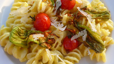 Pasta à la crème de courgette safranée, fleurs et tomates cerises