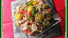 Salade de graines germées, pamplemousse et fleurs de bleuets