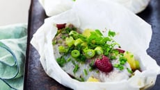 Papillotes de lieu à l'ananas et aux fraises