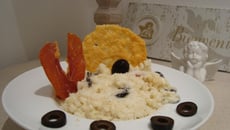 Risotto au parmesan et olives noires accompagné de ses chips de parmesan et de jambon cru