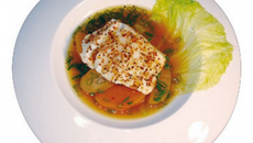 Filet de cabillaud confit à l'huile des trappeurs et navets doux glacés au sirop d'érable