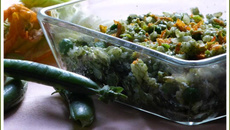 Risotto en verdure ... fanes de radis et de navets, petits pois et fleurs de courgettes.