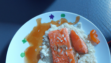 Riz accompagné de dès de saumon caramélisés