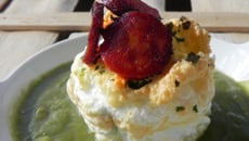 Œuf en neige, cœur coulant sur mousseline verte, chips de chorizo