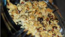 Fondue de poireaux aux trompettes de la mort en crumble de noix