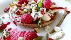 Galette de sarrasin au roquefort Papillon et aux framboises & salade de petits légumes croquants
