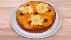 Gâteau renversé ananas-coco avec fleurs d’ananas