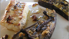 Loup et aubergines confites à l'ail