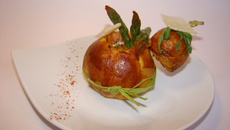 Œuf cocotte au saumon fumé, parmesan et asperges vertes en croûte de petite brioche