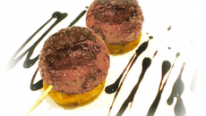 Boulettes de bœuf façon brochette, charlotte en galettes, sauce au Porto sur une réduction balsamique des sucs de cuisson