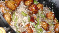 Boulettes de poulet aux accents japonais et leur riz sauté aux légumes