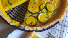 Quiche aux courgettes assaisonnée de curry et curcumin