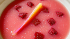 Soupe de framboises à la rhubarbe