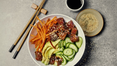Poke bowl au thon avocat quinoa et crudités