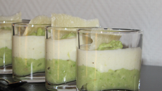Mousse d'asperges sur lit d'avocat