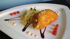 Escalope de poulet farcie à l'italienne, ses farfalles et sa sauce fromagère à la tomate et au basilic ! Pour 6