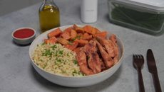 Patates douces rôties, poulet mariné, blé aux herbes fraîches