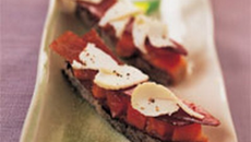 Mouillette de jambon cru cinta senese, abricots et copeaux de Picodon