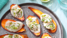 Saint-Jacques marinées à la sauce Tabasco® vert sur chips de patate douce
