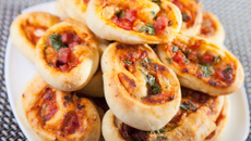 Roulés feuilletés au jambon, au fromage et figues