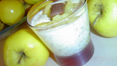 Verrines de compotée de pommes au miel,créme aux éclats