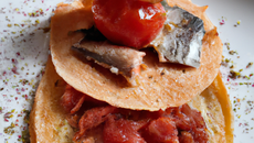 Filet de rouget et tomate séchée sur un blinis au pistou, et tuile de parmesan