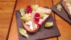 Tartine de fromage frais aux noix, romanesco, topinambour & viande des grisons