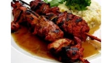 Brochettes de poulet et figues marinées au cognac