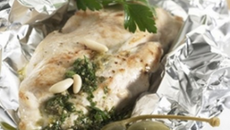 Blancs de poulet, sauce aux herbes et gruyère AOC