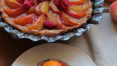 Tarte aux abricots et aux pommes, sorbet à la framboise