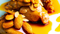 Chapon au miel et amandes torréfiées