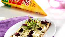 Tarte fine au Brie Cœur de Lion, myrtilles et romarin