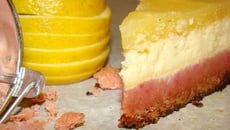 Cheesecake au citron sur biscuits roses