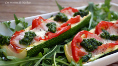 Courgettes gratinées aux tomates et à la mozzarella, pesto de roquette