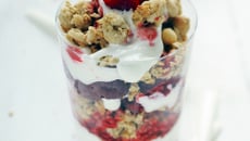 Triffle Country Crisp Riche en Noix de Jordans & framboises