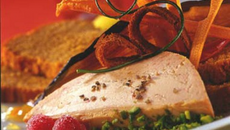 Foie Gras en croûte de pistaches vertes et son bouquet de pain d'épices et de légumes croustillants, marmelade douce d'oranges sur toasts fondants aux épices