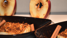 Pommes flambées au rhum et son crumble de pain d'épice