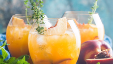 Thé glacé à la pêche et au thym