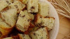 Cake  au roquefort et aux noix, aux parfums de miel et  de romarin