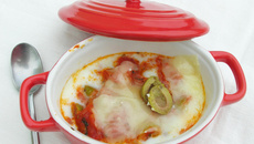 Œufs cocotte tomates, olives et parmesan