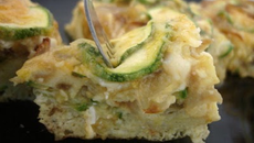 Omelette aux oignons et aux courgettes